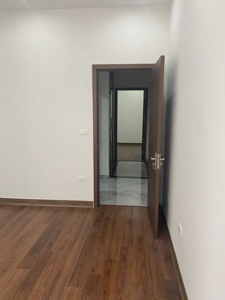 Nhà phân lô Trần Quốc Hoàn 45m2, 5 Tầng, Giá 17.6 tỷ - Vị trí Vip, Ô Tô Đỗ Cửa