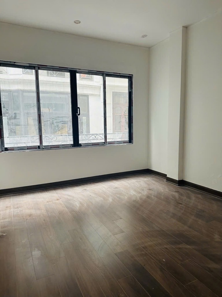 Nhà phân lô Trần Quốc Hoàn 45m2, 5 Tầng, Giá 17.6 tỷ - Vị trí Vip, Ô Tô Đỗ Cửa