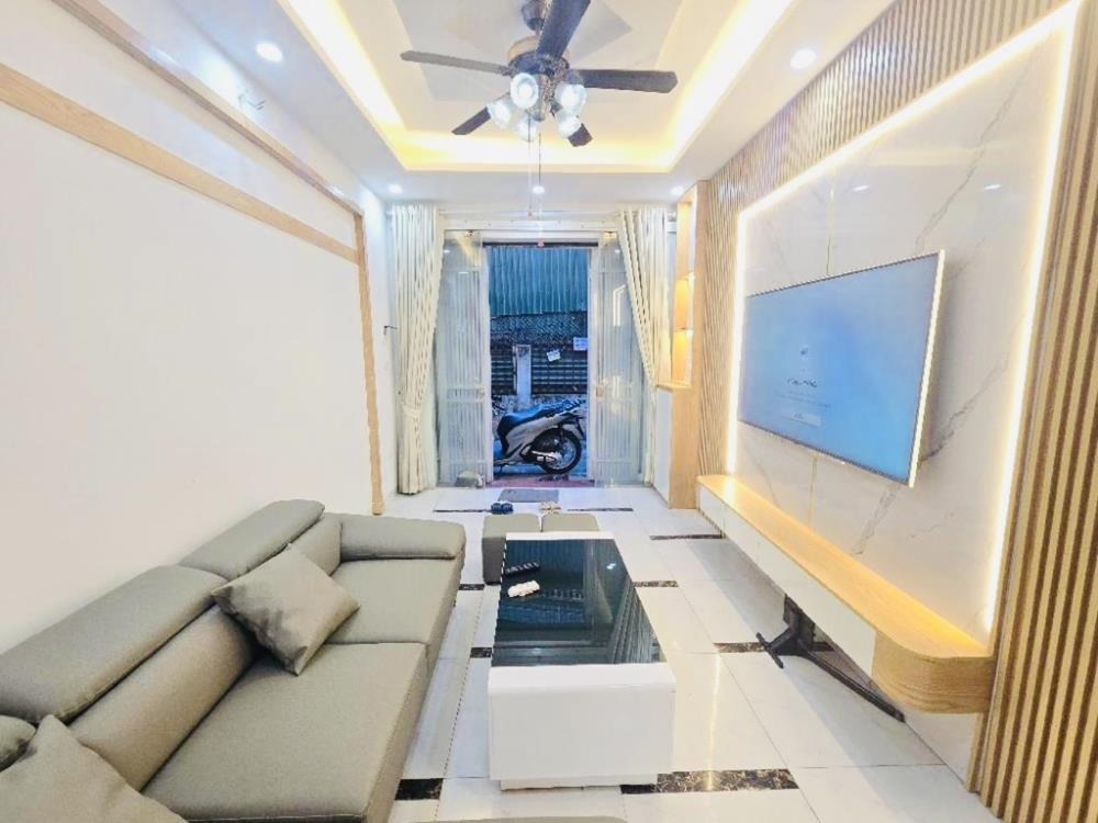 Bán nhà Hoàng Mai, Vị trí đẹp, Full Nội Thất, 30m2 - 5 tỷ 5