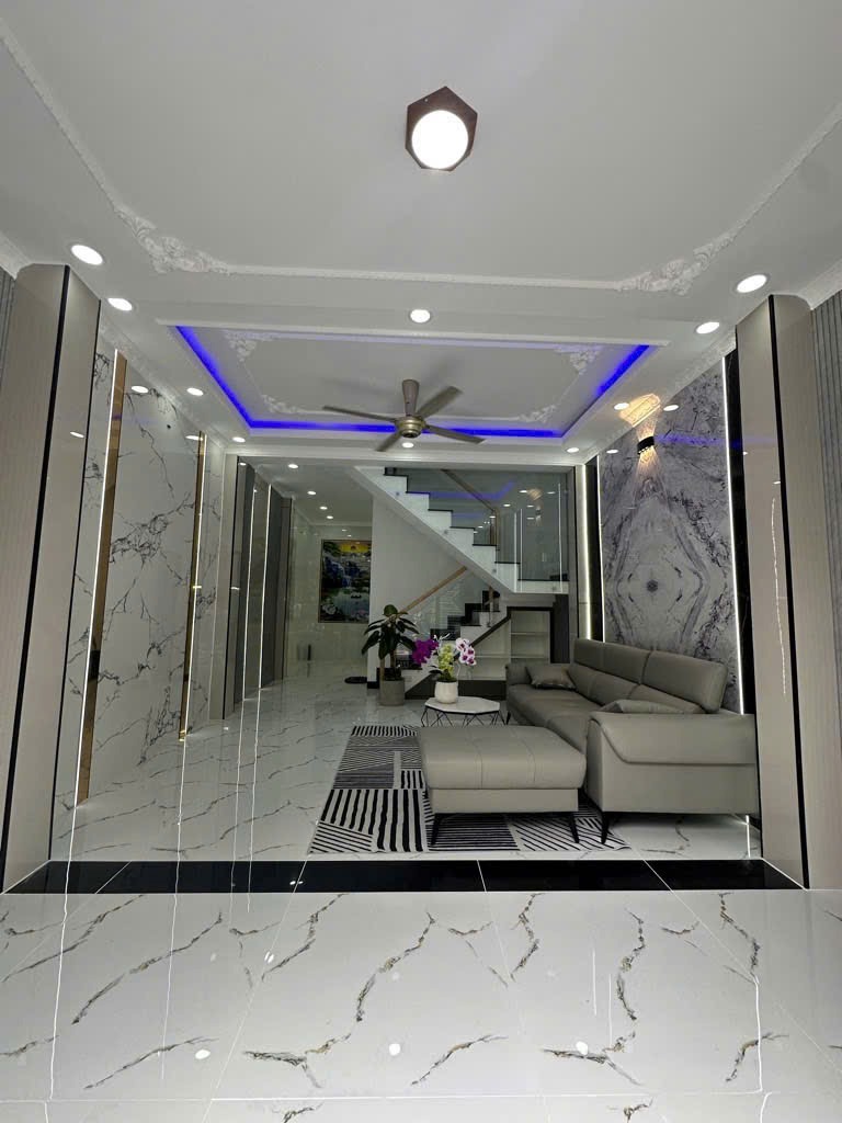 Bán Gấp Nhà Hóc Môn 40m2, 2 Lầu, Full Nội Thất - Giá 3.65 Tỷ