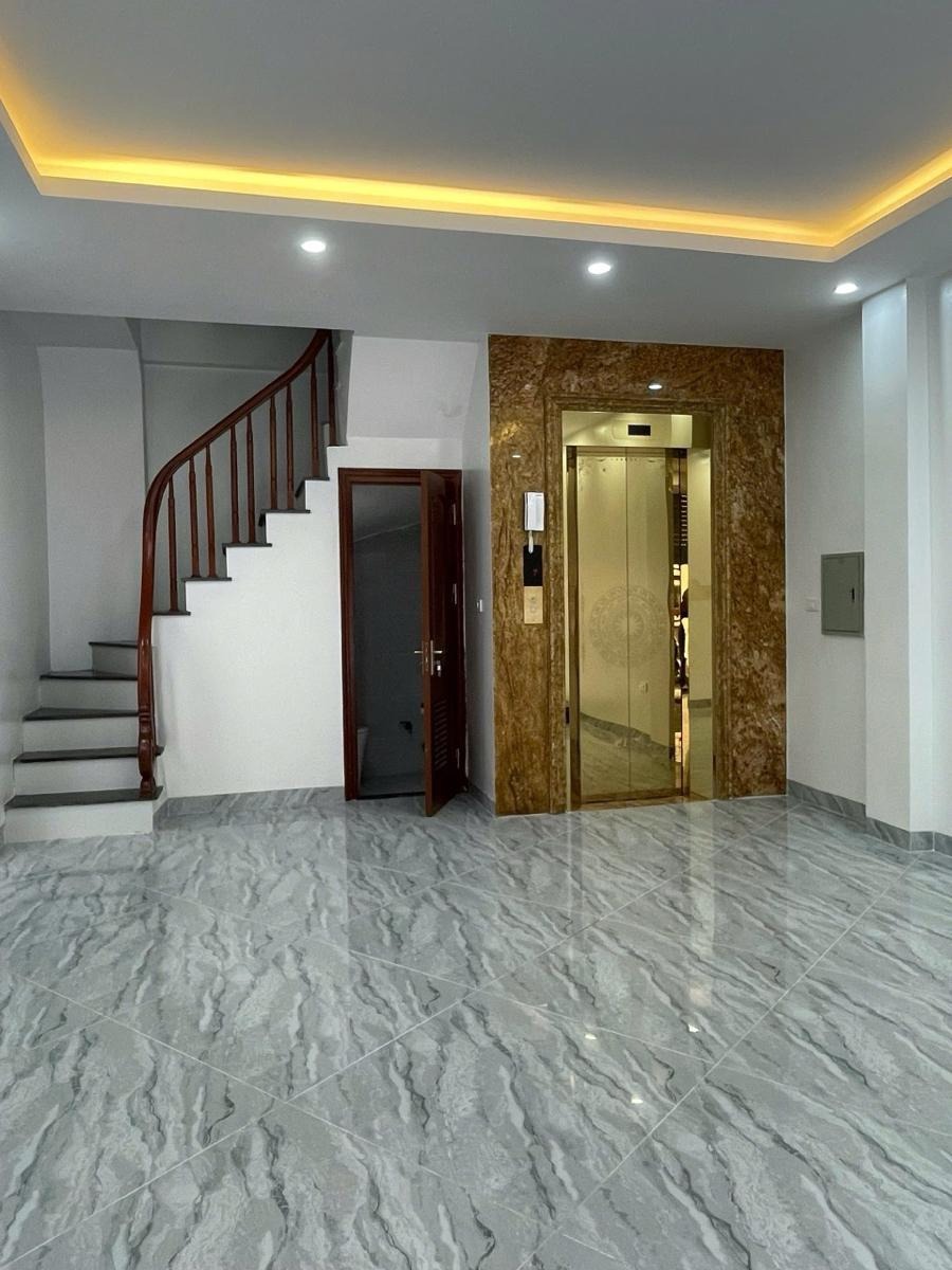 Bán nhà Ba Đình 50m2, 7 tầng, thang máy, ô tô tránh vỉa hè - 17 tỷ