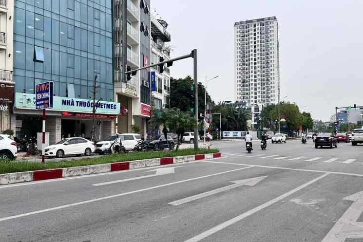 bán nhà mặt phố Hồng Tiến, 94m x 6tầng, mặt tiền 7m, 2 mặt thoáng, thang máy, vỉa hè, kinh doanh