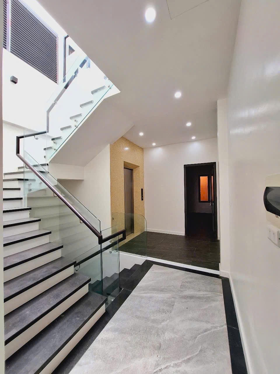 Bán Nhà Mặt Phố Tân Mai, Hà Đông: 90m2, 6 Tầng, Thang Máy, Gần Hồ Đền Lừ