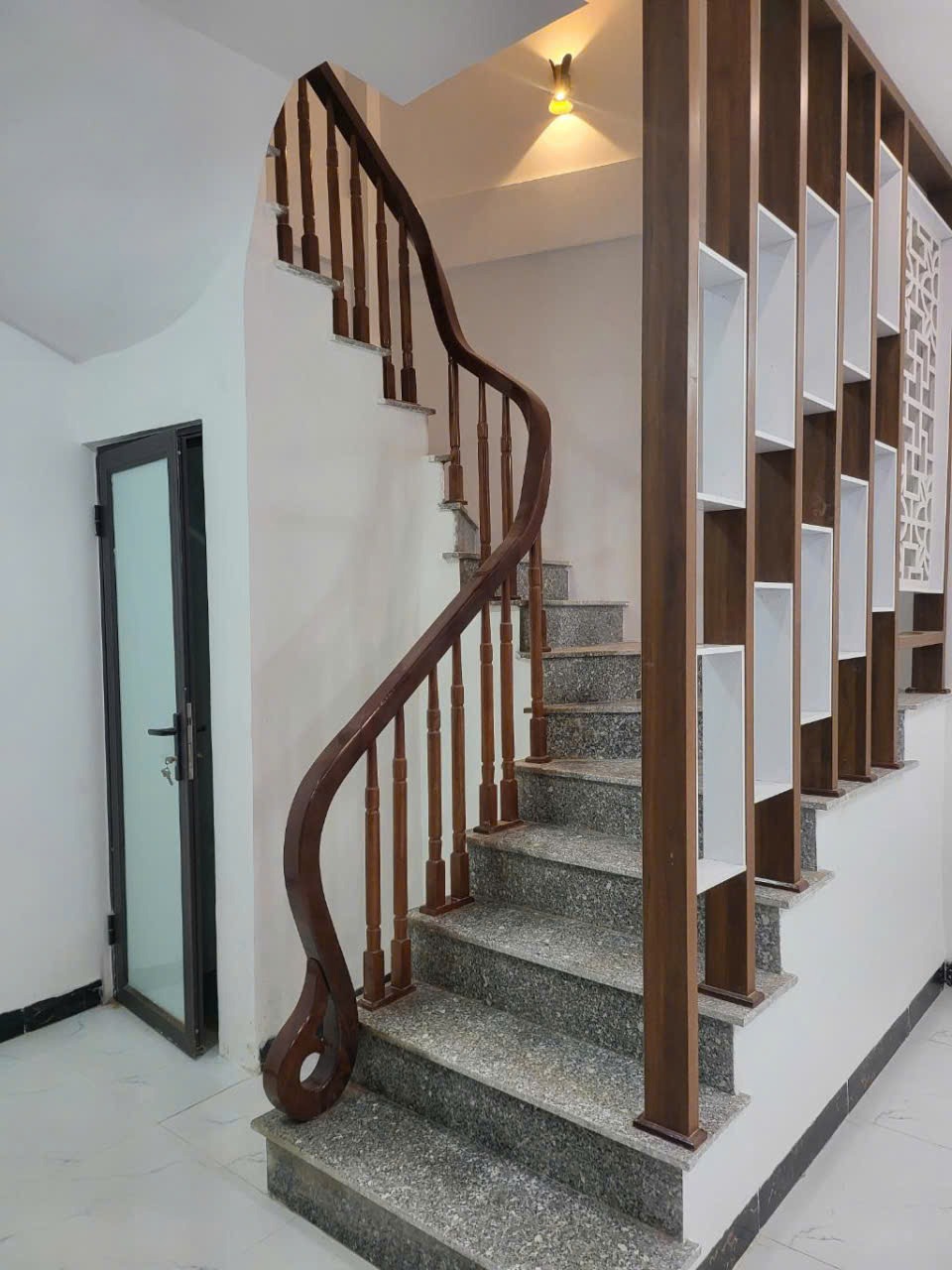 Bán nhà phố Long Biên - Ngõ rộng, 5 tầng, gần Aeon Mall