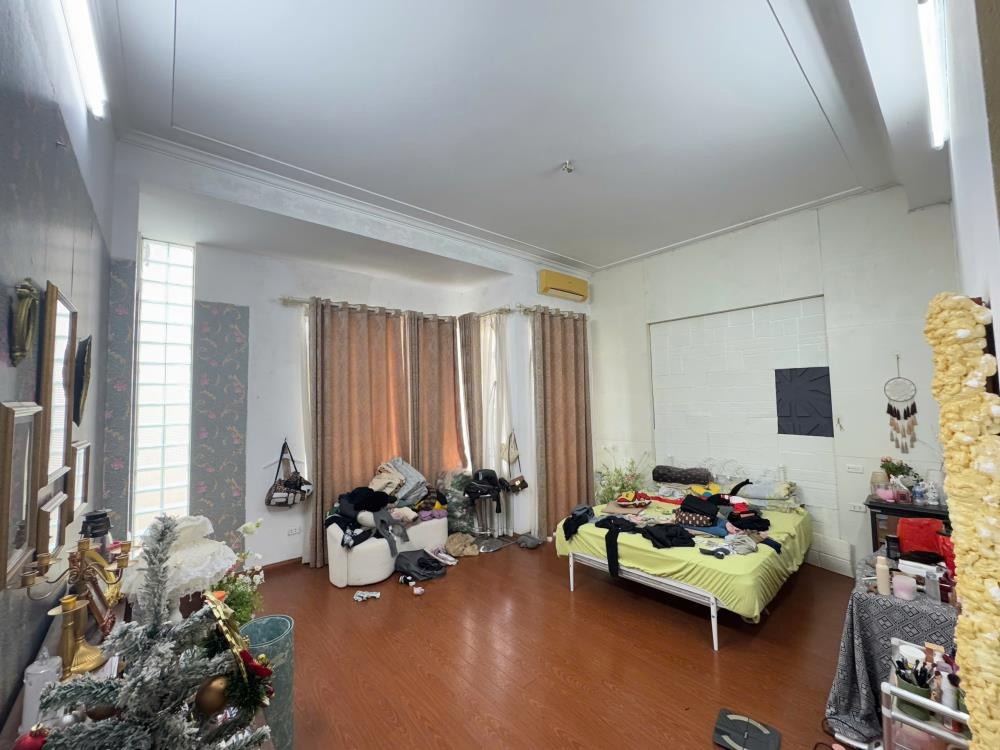 Cho Thuê Nhà 5 Tầng Mặt Phố Long Biên - Giá 35tr/tháng - Vị Trí Đắc Địa