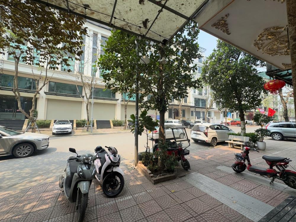Cho Thuê Nhà 5 Tầng Mặt Phố Long Biên - Giá 35tr/tháng - Vị Trí Đắc Địa