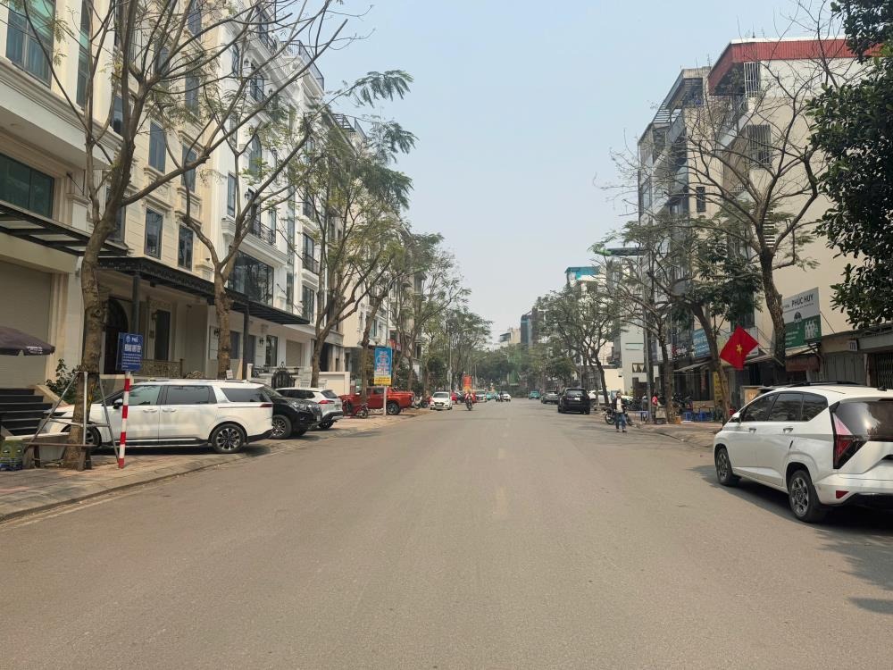 Cho Thuê Nhà 5 Tầng Mặt Phố Long Biên - Giá 35tr/tháng - Vị Trí Đắc Địa