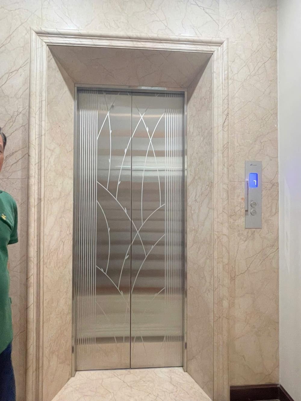 Cho Thuê Nhà Mới Lạc Long Quân - 60m² - 6 Tầng - Thông Sàn - Thang Máy - Ô Tô Đỗ Cửa