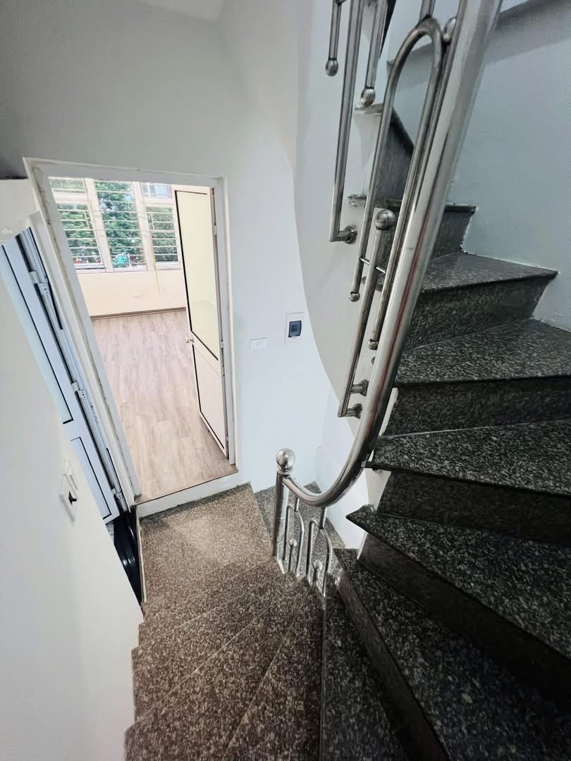 Bán nhà mặt phố Trần Quốc Hoàn - Cầu Giấy - 20m*4 tầng, ô tô dừng đỗ