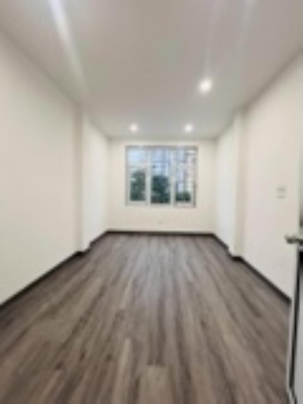Bán nhà mặt phố Trần Quốc Hoàn - Cầu Giấy - 20m*4 tầng, ô tô dừng đỗ