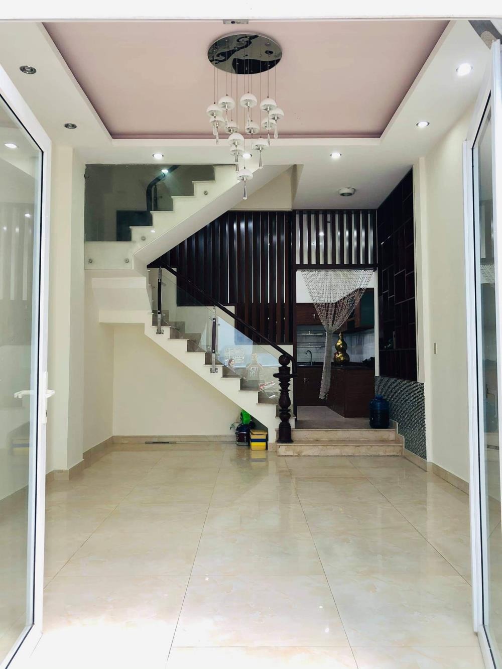 Bán nhà 4 tầng, 42m2, 7.3 tỷ - Vị trí đẹp, xe hơi vào tận nhà - Võ Văn Tần, Quận 3