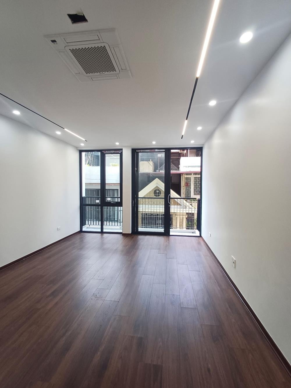 Bán nhà phố Hoàng Văn Thái - 502m2 - 5 tầng - Gara Oto - Kinh Doanh - Giá Tốt