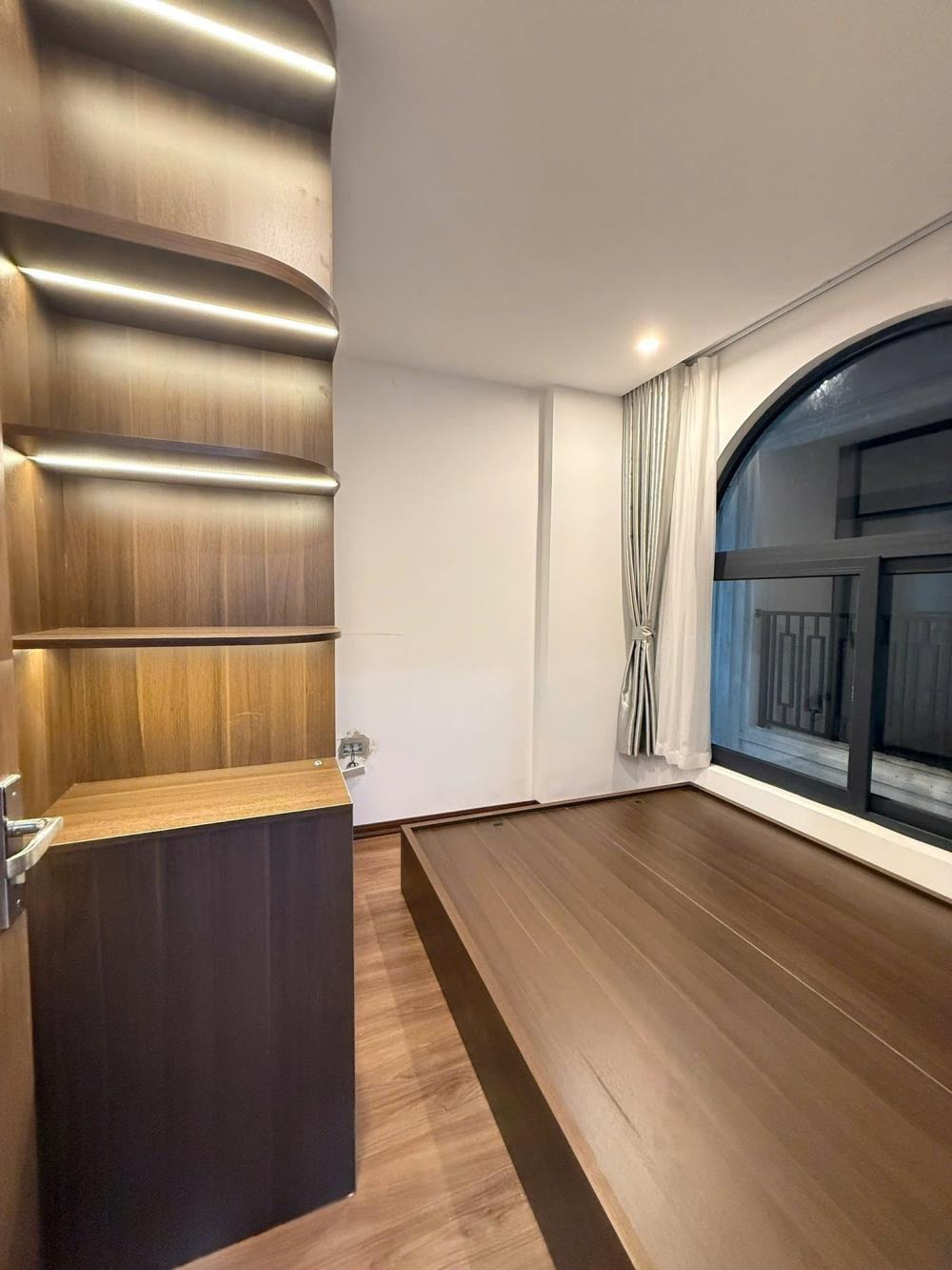Yên Hòa - Nhà Mới 5 Tầng, 31m2, Mặt Tiền Rộng, Ô Tô Đỗ Cửa