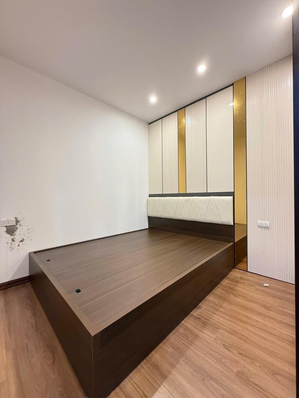 Yên Hòa - Nhà Mới 5 Tầng, 31m2, Mặt Tiền Rộng, Ô Tô Đỗ Cửa