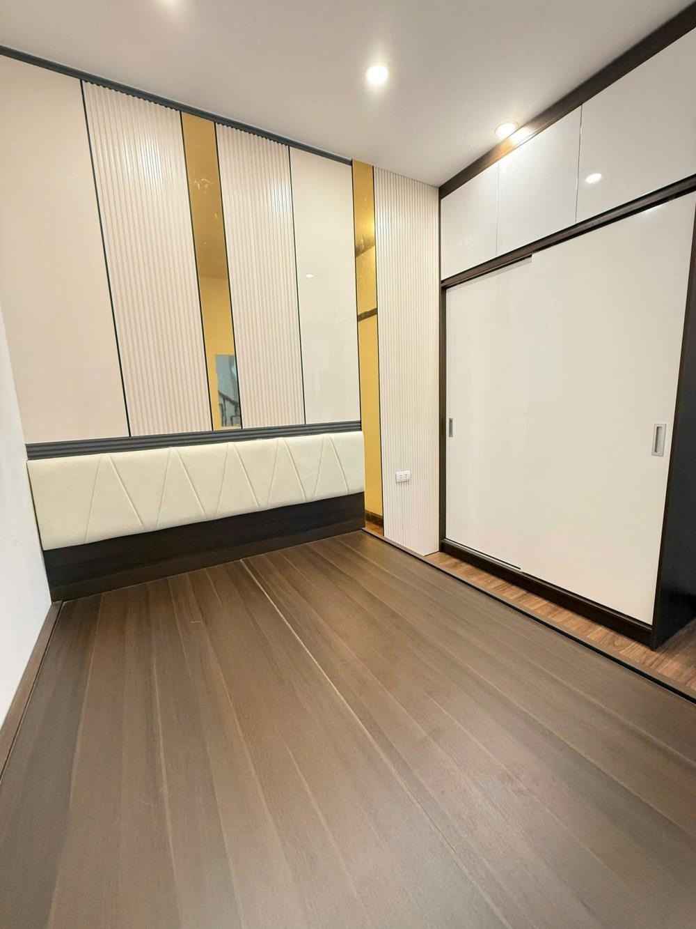 Yên Hòa - Nhà Mới 5 Tầng, 31m2, Mặt Tiền Rộng, Ô Tô Đỗ Cửa