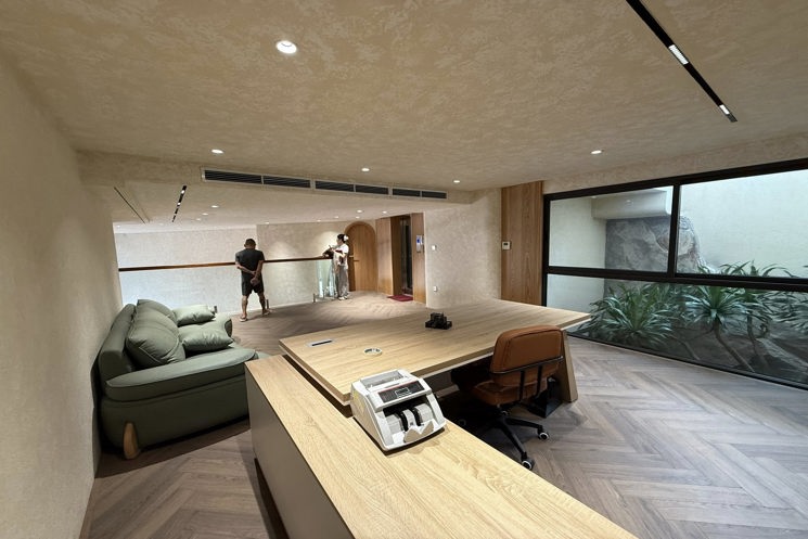 Mặt phố Đường Láng 120m² 5 tầng thang máy mặt tiền 5.1m giá 70 tỷ đường lớn VH đá bóng