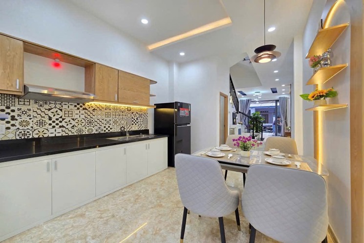 Nhà 3 tầng, 3 mê kiệt 561 Hoàng Diệu. Kiệt 3 m đối diện Chợ Mới, cách đường 60m