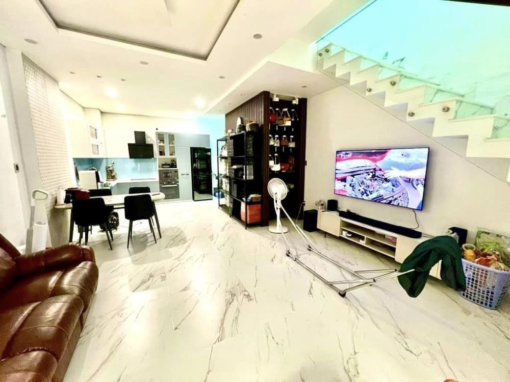 Bán nhà 4 tầng, 7.5 tỷ, 43m2, vị trí đẹp, xe hơi vào tận nơi
