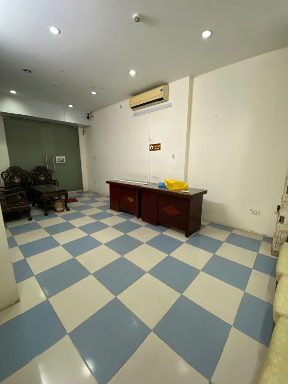 Cho Thuê Nhà Mai Dịch, Cầu Giấy - 120m2, 4 Tầng, Mặt Tiền 7m, Giá 22tr