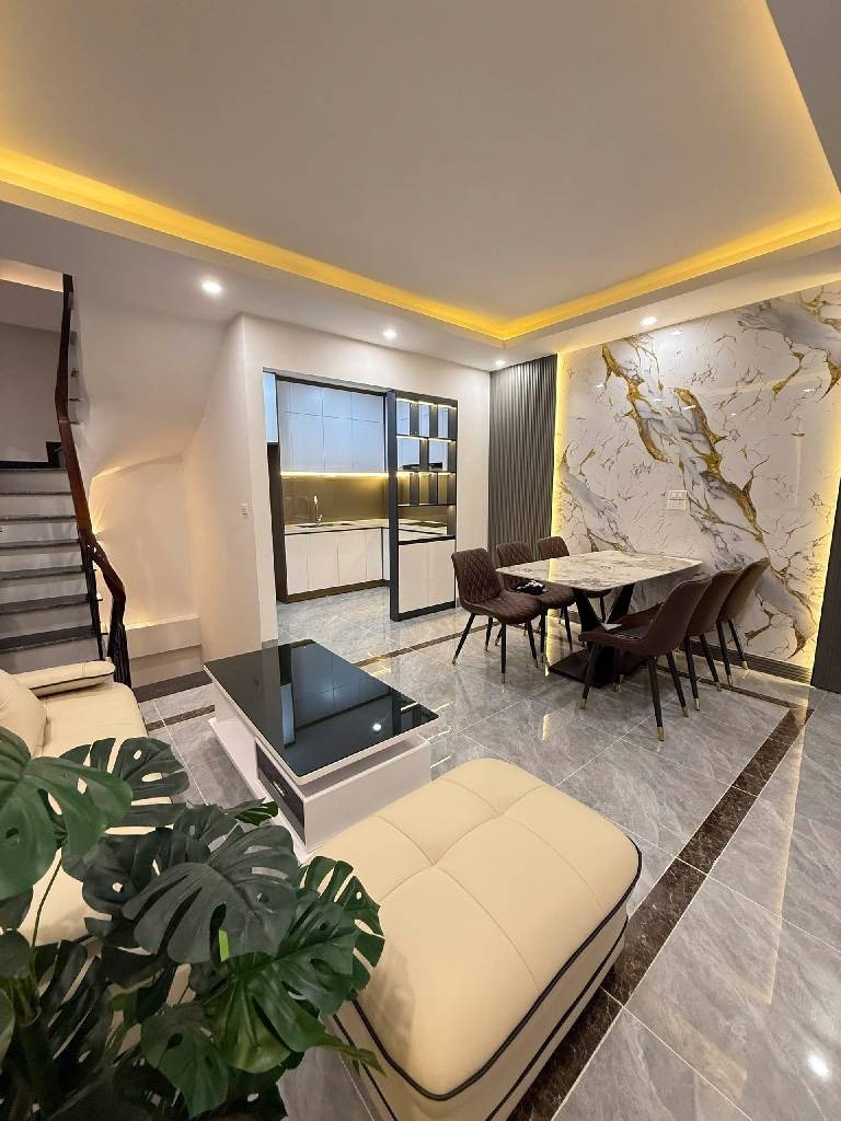Bán nhà gần Học viện Tài chính - Đại học Y: 40m² x 5 tầng, 7 phòng ngủ, 8 tỷ