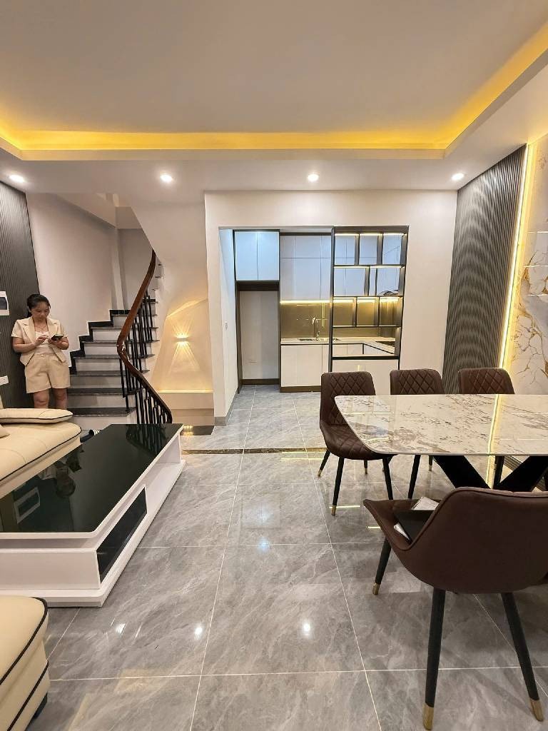 Bán nhà gần Học viện Tài chính - Đại học Y: 40m² x 5 tầng, 7 phòng ngủ, 8 tỷ