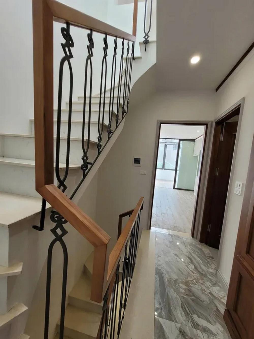 Bán nhà Khúc Thừa Dụ: 7 tầng, thang máy, kinh doanh/ở, ô tô đỗ cửa