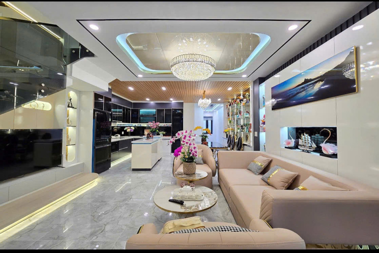 + Nhà 3 tầng mới xây nội thất châu âu đẹp siêu đẹp, cách biển Nguyễn Tất Thành 50m, khu bãi tắm
