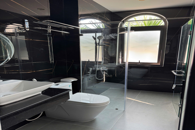 + Nhà 3 tầng mới xây nội thất châu âu đẹp siêu đẹp, cách biển Nguyễn Tất Thành 50m, khu bãi tắm