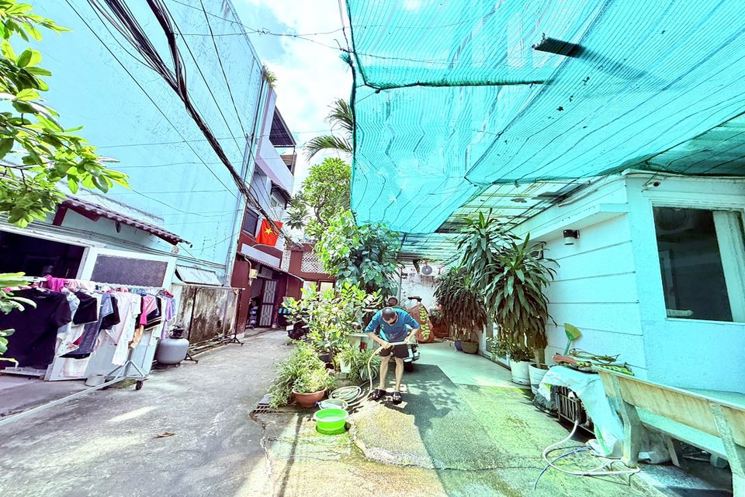 NHÀ NGỘP NGAY MERCEDES QUANG TRUNG