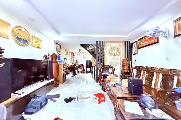 NHÀ NGỘP NGAY MERCEDES QUANG TRUNG