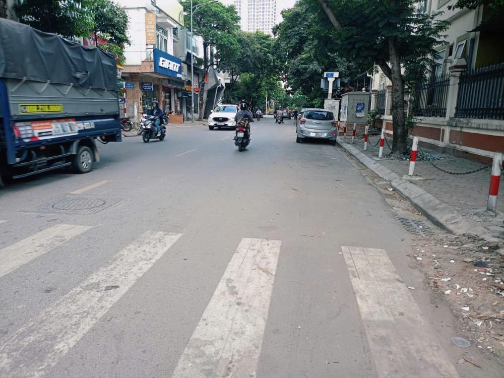 Bán nhà Cầu Giấy - Mặt tiền 5.5m, 4 Tầng, Kinh Doanh Vàng