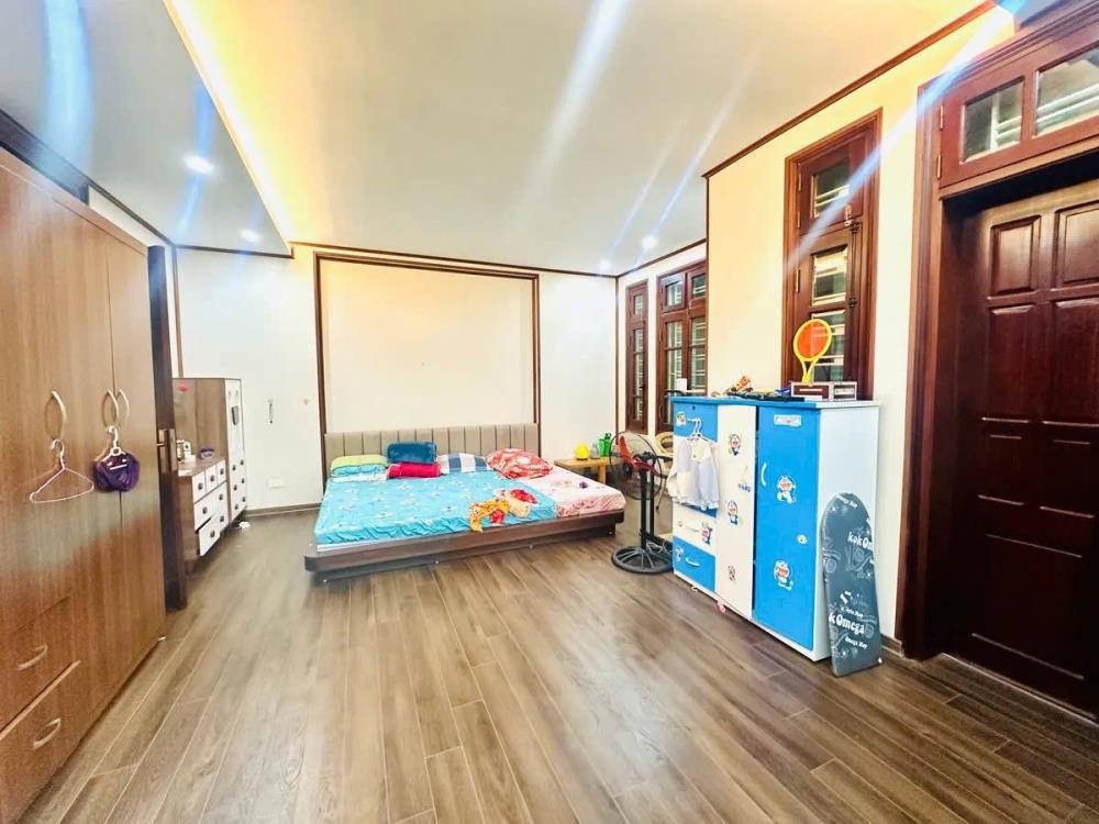 Bán Nhà Phố Thái Hà 67m² 5 Tầng, Mặt Tiền Rộng, Ô Tô Vào Nhà, Giá 19.5 Tỷ