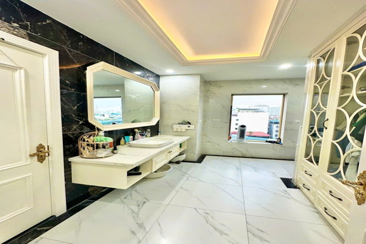 SIÊU PHẨM MẶT PHỐ VÍP CẦU GIẤY_MẶT TIỀN QUYỀN LỰC _VỈA HÈ ĐÁ BÓNG - THANG MÁY- 9 NỎI 1 HẦM KINH