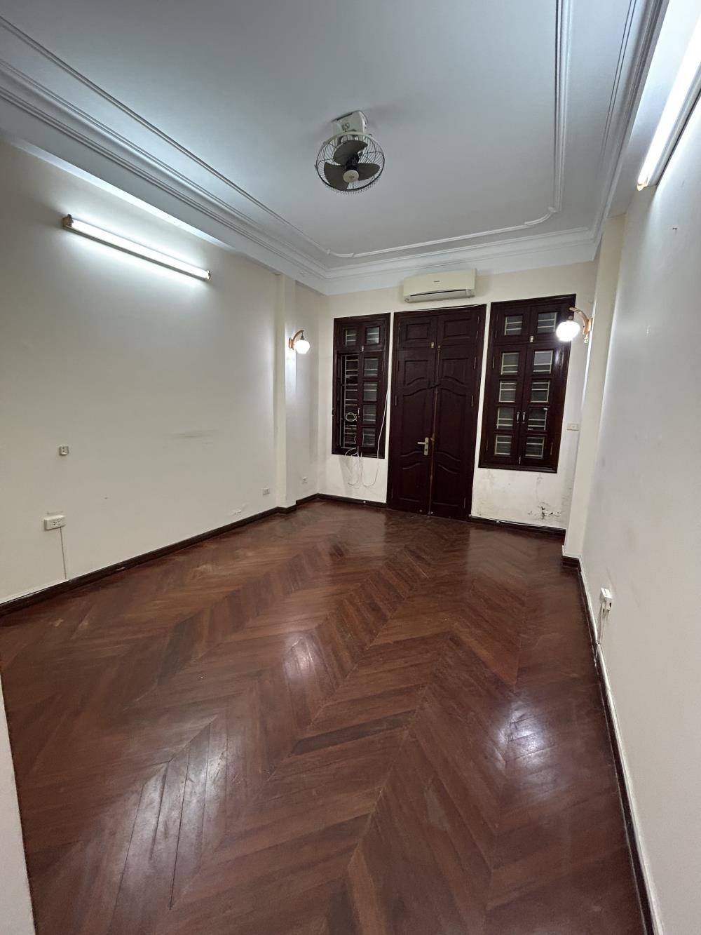 Chính chủ cho thuê nhà mặt phố Vũ Ngọc Phan, Đống Đa - 80m²/sàn, 5 tầng