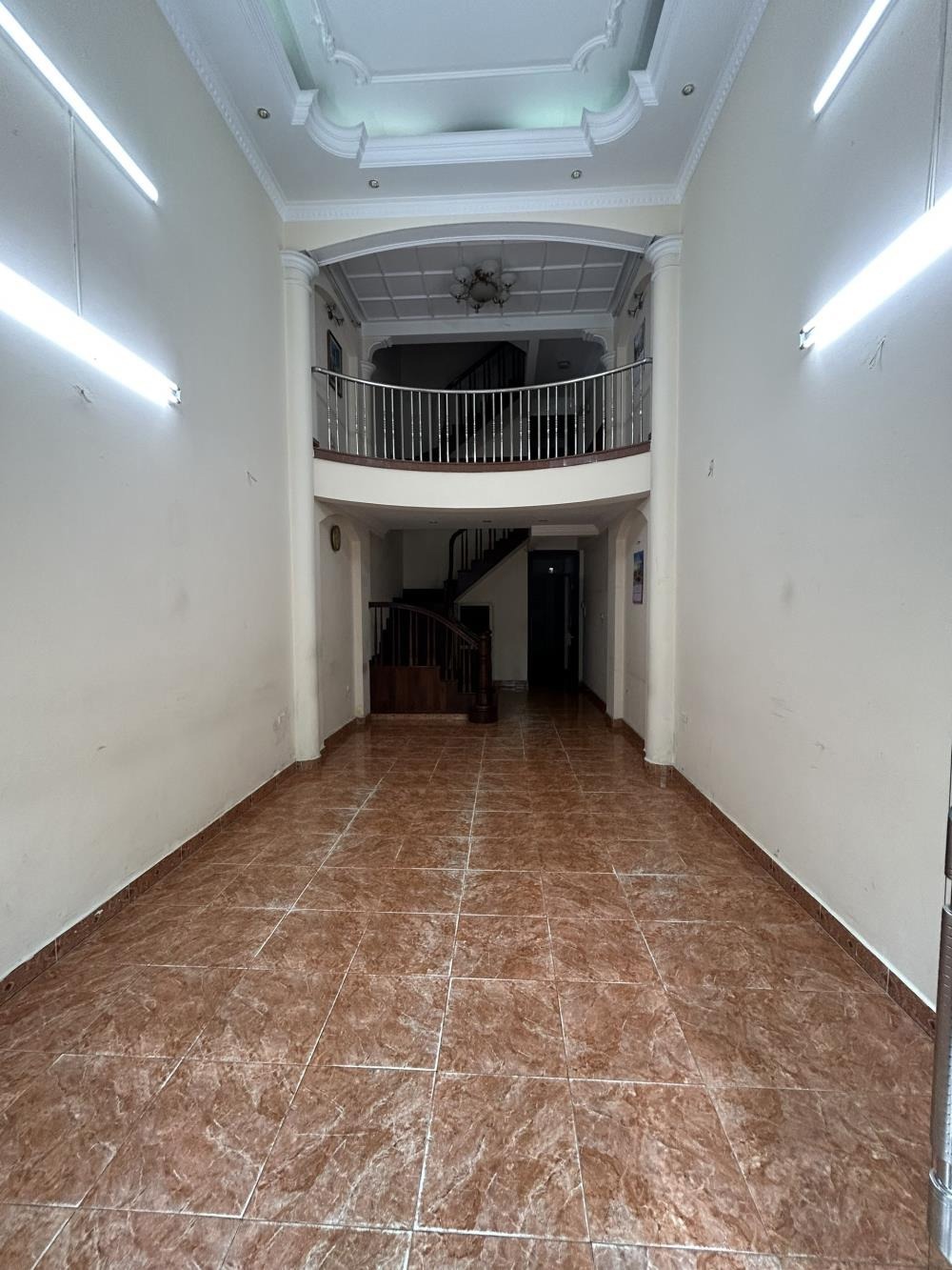 Chính chủ cho thuê nhà mặt phố Vũ Ngọc Phan, Đống Đa - 80m²/sàn, 5 tầng