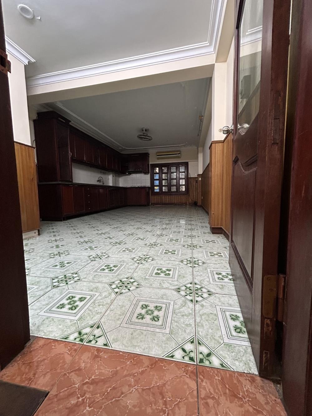 Chính chủ cho thuê nhà mặt phố Vũ Ngọc Phan, Đống Đa - 80m²/sàn, 5 tầng