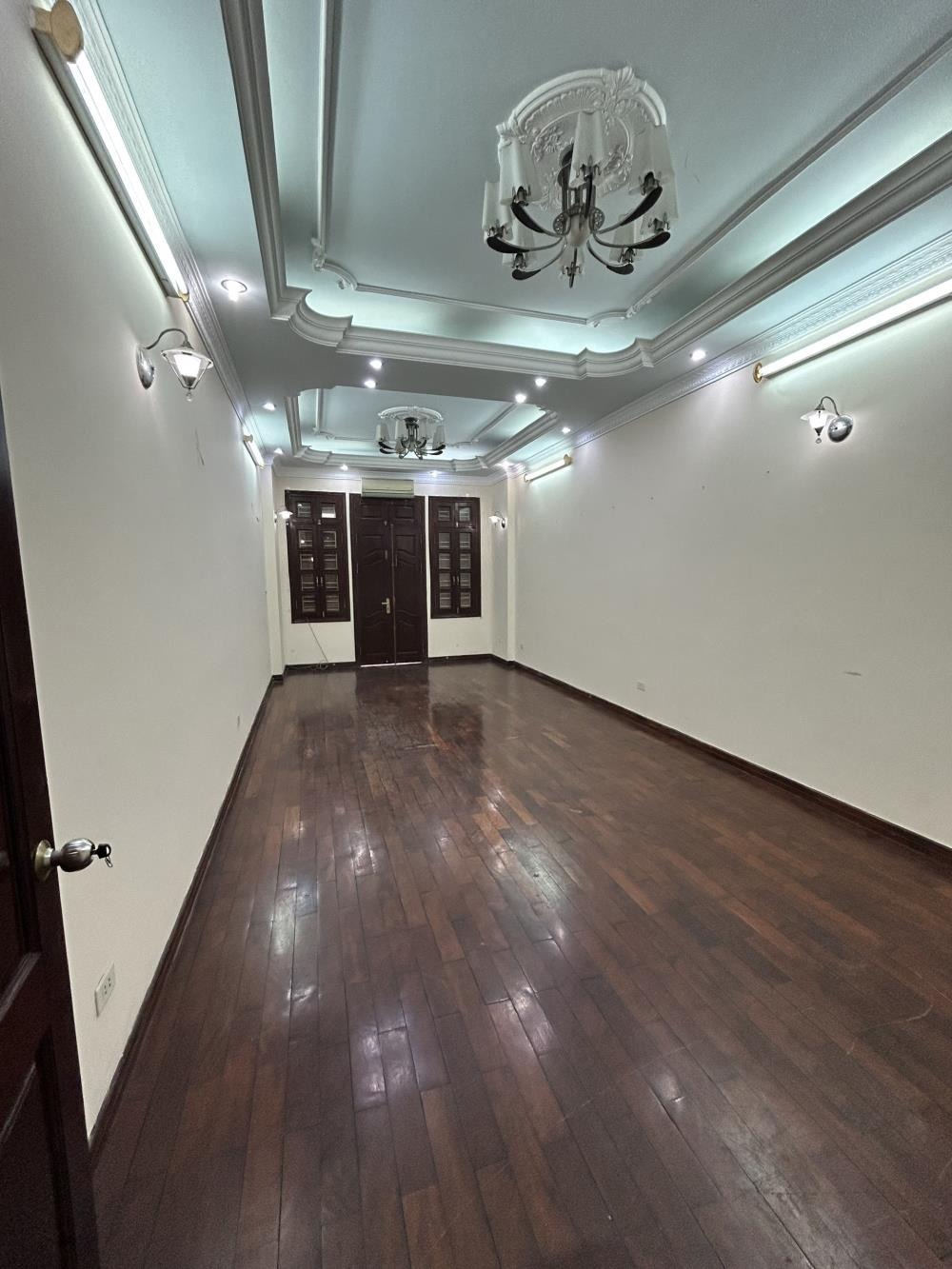 Chính chủ cho thuê nhà mặt phố Vũ Ngọc Phan, Đống Đa - 80m²/sàn, 5 tầng