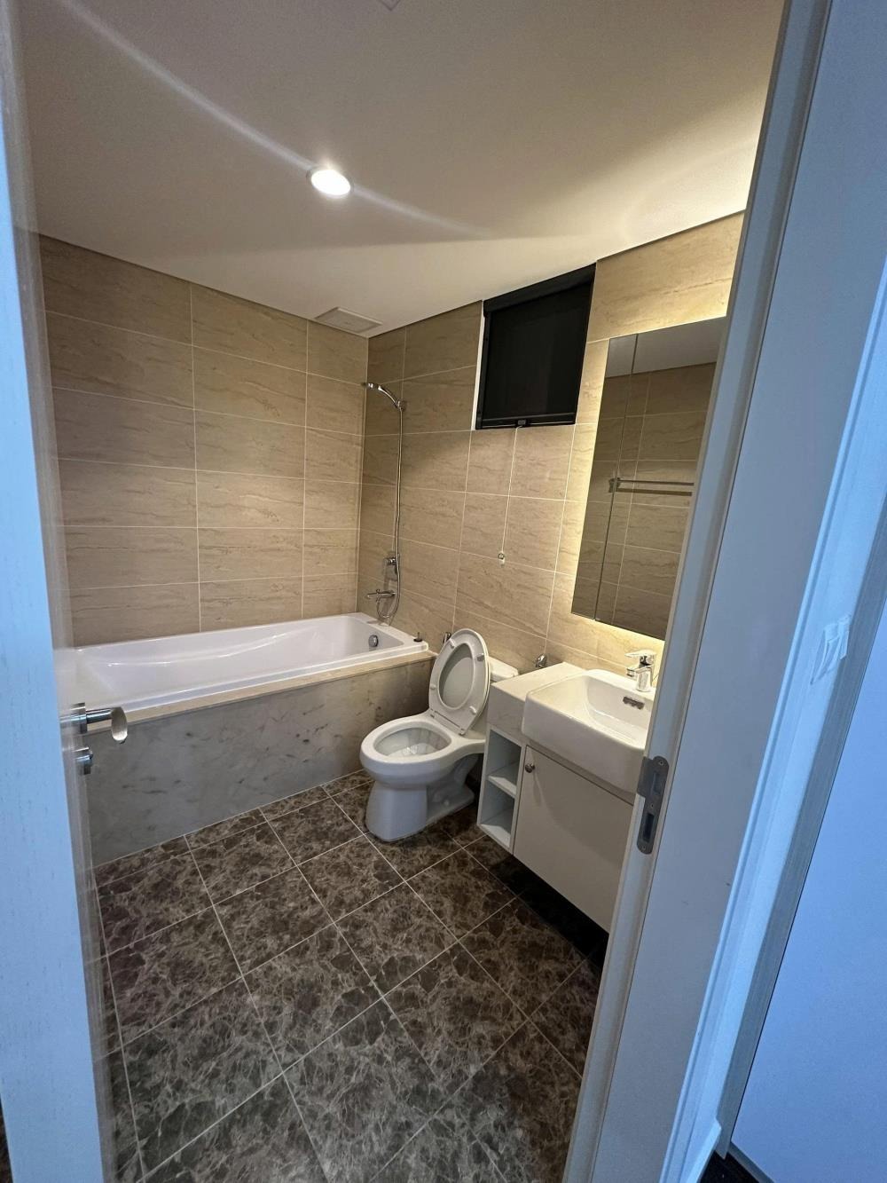 Căn 3 Ngủ 95m2 Vinhomes D Capitale: View Hồ Đẹp, Giá Tốt Nhất