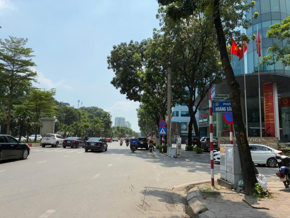 Bán Gấp Nhà Phố Hoàng Sâm 39m² Mặt Tiền 6.8m - Giá Hơn 8 Tỷ