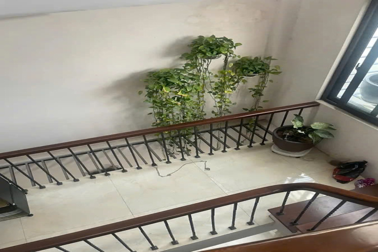 NHÀ ĐẸP DÂN XÂY Phố  Gia Quất 54m2 X 5 tầng mặt tiền 3.7m, 8.3 tỷ Long Biên