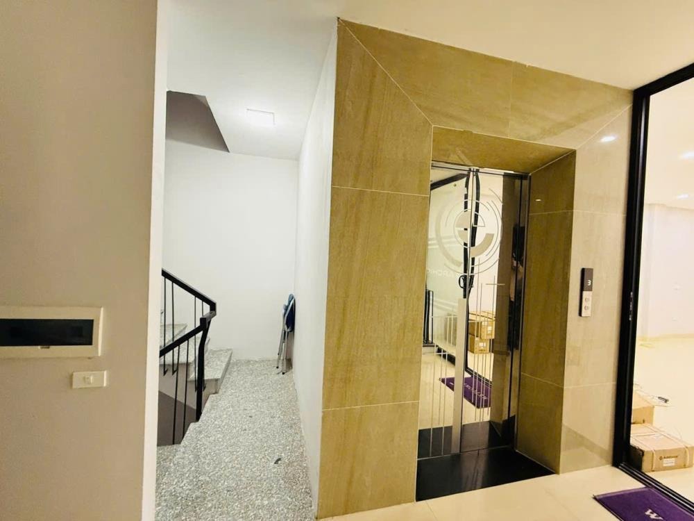 Mặt tiền VIP Hoàng Văn Thái: Nhà 8 tầng, thang máy, ô tô tránh, full nội thất