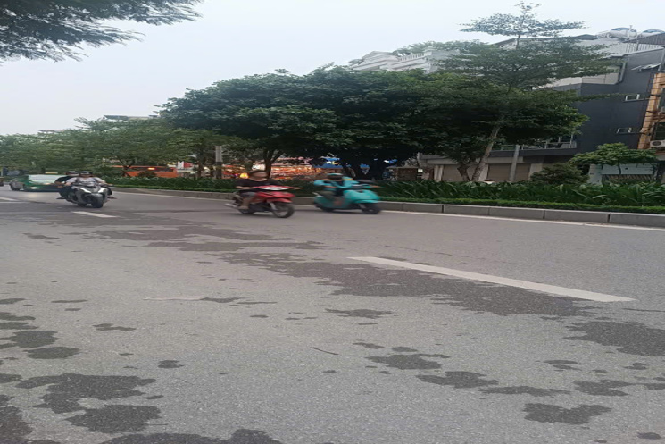 BÁN NHÀ MẶT PHỐ LẠC LONG QUÂN_ TÂY HỒ HÀ NỘI .ĐOẠN VỈA HÈ RỘNG,KINH DOANH SẦM UẤT .DIỆN TÍCH GẦN