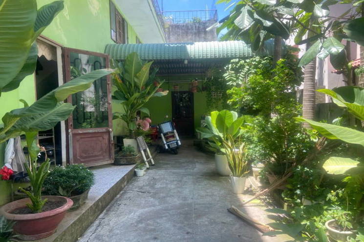 NHÀ ĐẸP Ở NGAY-FULL NỘI THẤT-SÂN RỘNG ĐỂ XE RIÊNG ĐỦ BÀY VÀI MÂM CỖ-VÀI PHÚT RA BIỂN