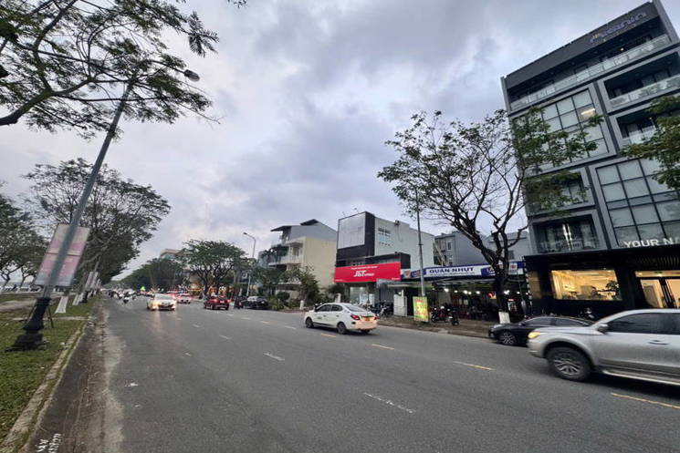 TOÀ VĂN PHÒNG 7 TẦNG: vị trí đẹp nhất tuyến phố “ Chương Dương”. View trực diện Sông Hàn