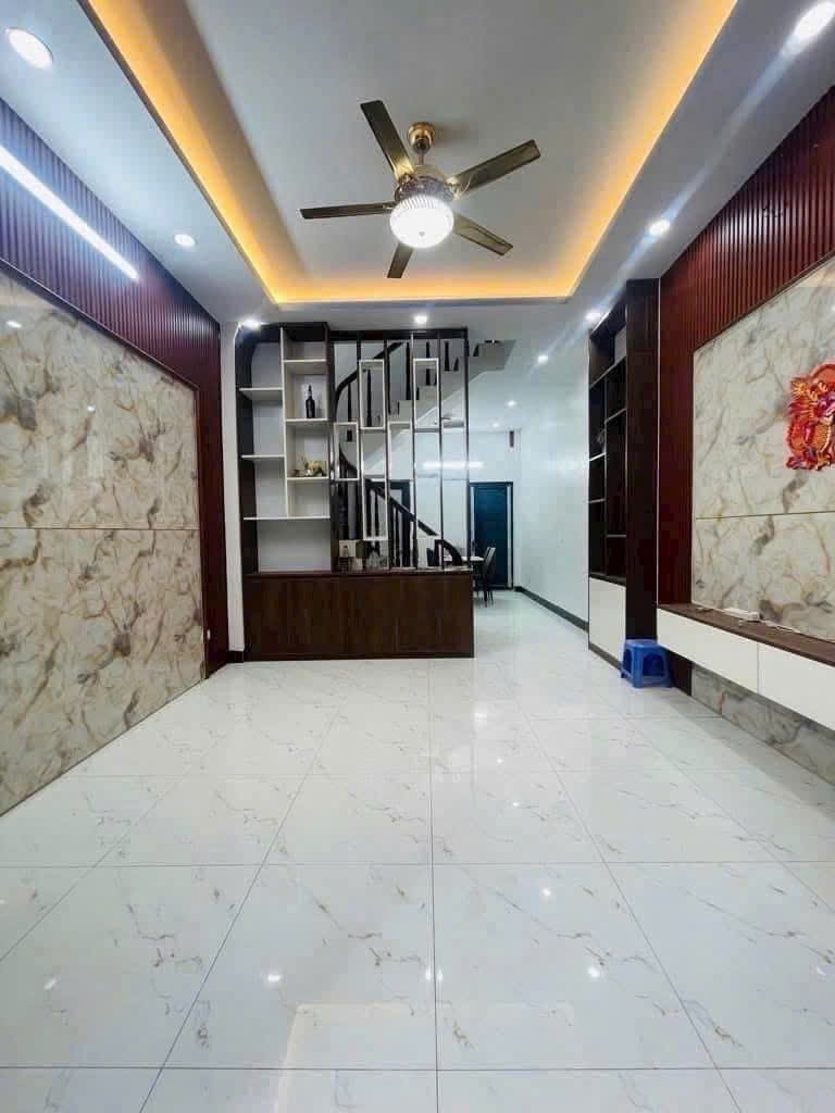 Bán nhà Đền Lừ, Hoàng Mai: 43m2, 4 Tầng, 7 tỷ - Vị trí đẹp, Sổ đỏ sẵn sàng