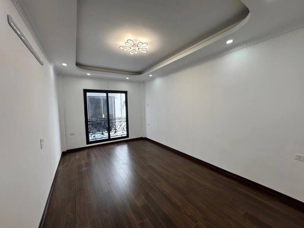 Nhà đẹp Long Biên 5 tầng - Vị trí đắc địa, Full Nội thất - Giá 5x tỷ