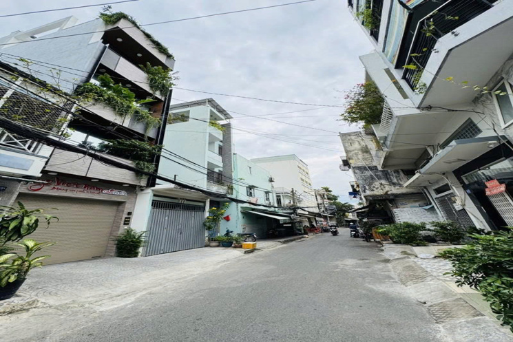 NHÀ TP HCM Q . 11 - P. 05 - 4 TẦNG CÓ THANG MÁY NGAY ĐẦM SEN - THU NHẬP 30TR/THÁNG - SỔ VUÔNG 