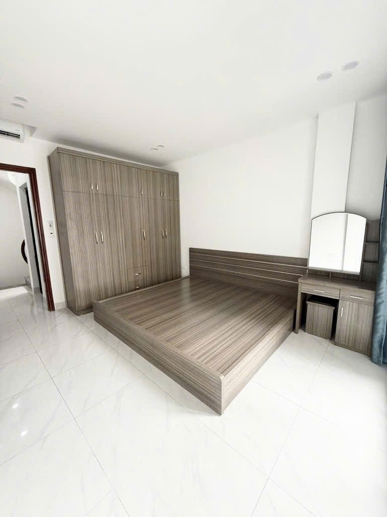 Bán nhà Đa Sỹ 30m² 5 Tầng, Giá 5.6 Tỷ - Vị Trí Đẹp, Gần Chợ, Trường Học