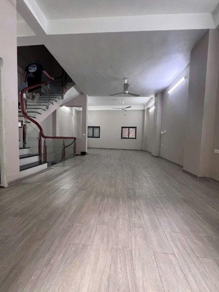 Bán nhà Lạc Long Quân, Tây Hồ: 60m², Mặt tiền 6m, Gần Hồ Tây