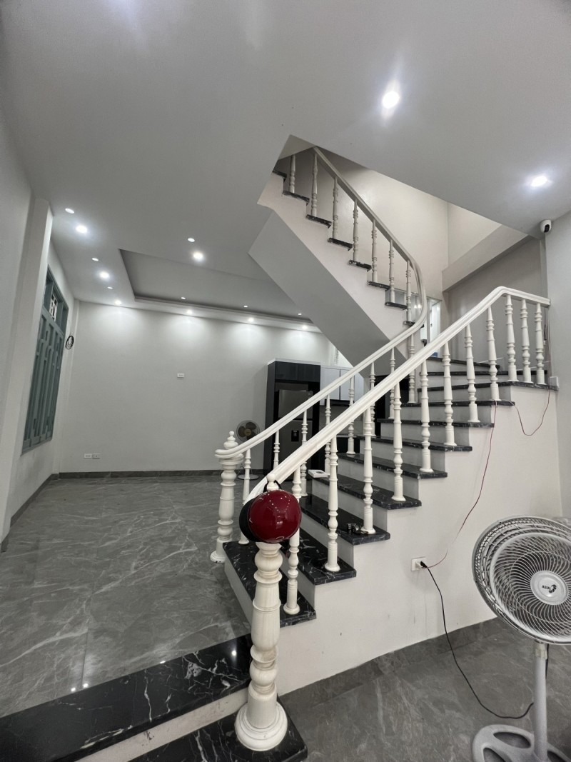 Bán nhà Nguyễn Văn Cừ, Long Biên: 5 Tầng, 53m², MT 11m, Oto Vào Nhà - 13 Tỷ